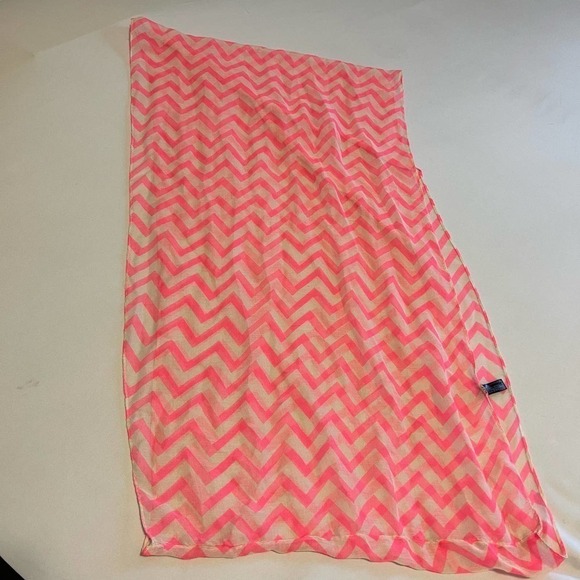 5/ $25 Pink White Chevron/Herringbone pattern Scarf - Picture 5 of 6